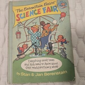 The Bernstain Bears Science Fair Hardback Book Vintage 1977 Collectable